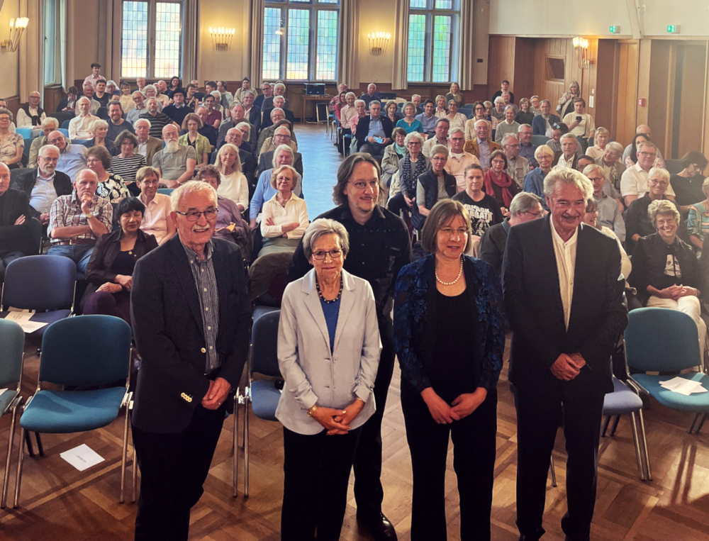 Abschlussbild der Veranstaltung mit Jean Asselborn in der Patriotischen Gesellschaft.