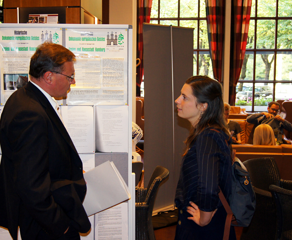 Prof. Dr. Michael Gehler im Gespräch mit Lisa Crinon. Prof. Dr. Gehler und Lisa Crinon