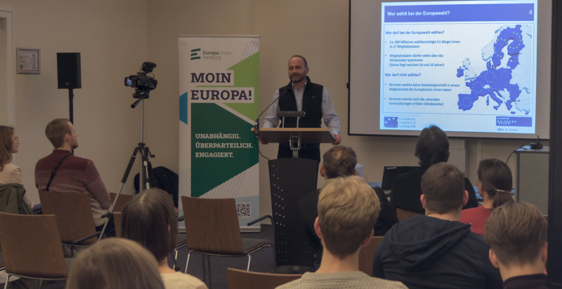 Prof. Michael Kaeding (Duisburg-Essen) bei einer Veranstaltung der Europa-Union Hamburg in der Handwerkskammer Hamburg zum Thema "Mobilisierung zur Europawahl" am 17.11.2023 Expertengespräch mit Michael Kaeding