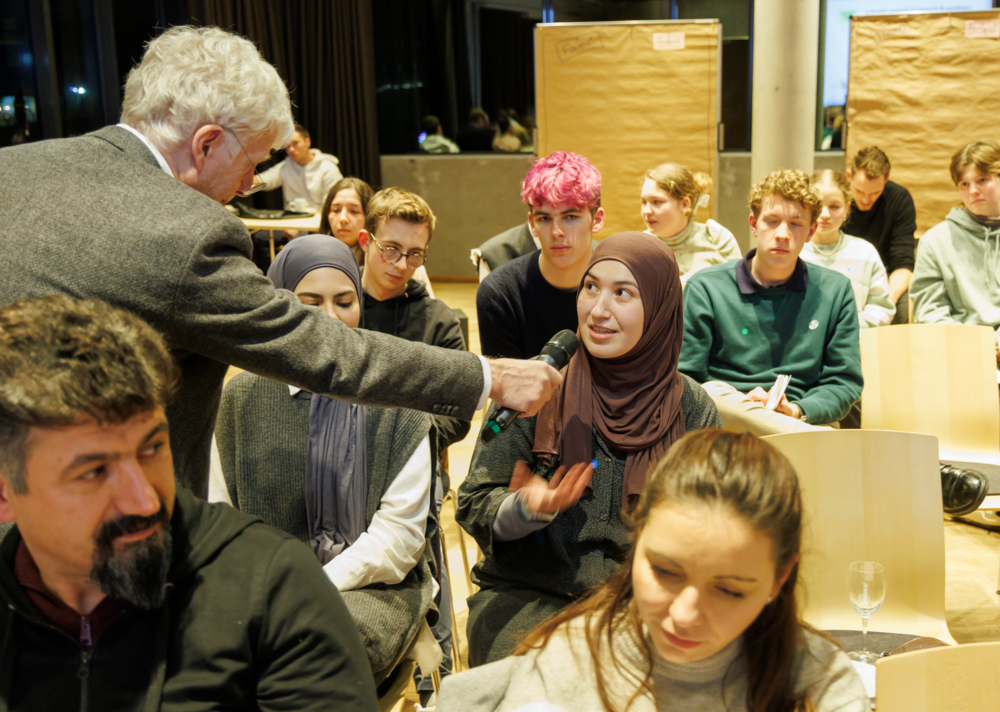 Teilnehmer:innen der Veranstaltung "Hamburg und Europa in Deinen Händen", die wir gemeinsam mit der Stadt Hamburg, dem Landesjugendring und dem Europajugendbüro durchgeführt haben. Abschlussplenum bei der Jugendveranstaltung "Hamburg und Europa in Deinen Händen"