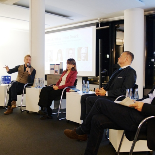 Menschen wieder ins Boot holen: Demokratische Regression abwenden - Menschen wieder ins Boot holen: Demokratische Regression abwenden